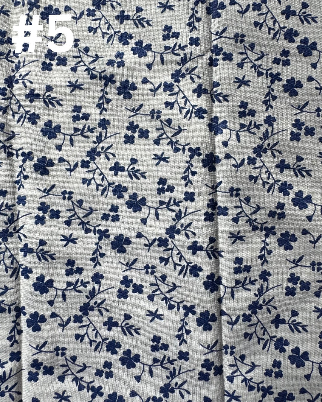 Handgenähtes Katzenspielzeug aus Baumwolle mit Katzenminze, Glöckchen & Stab