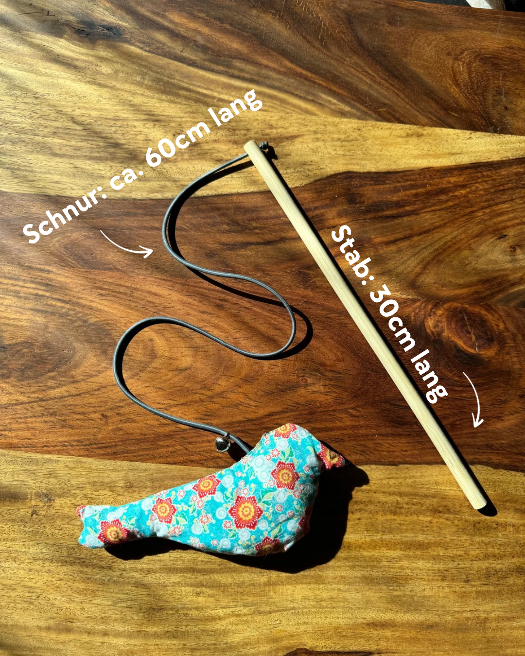 Handgenähtes Katzenspielzeug aus Baumwolle mit Katzenminze, Glöckchen & Stab