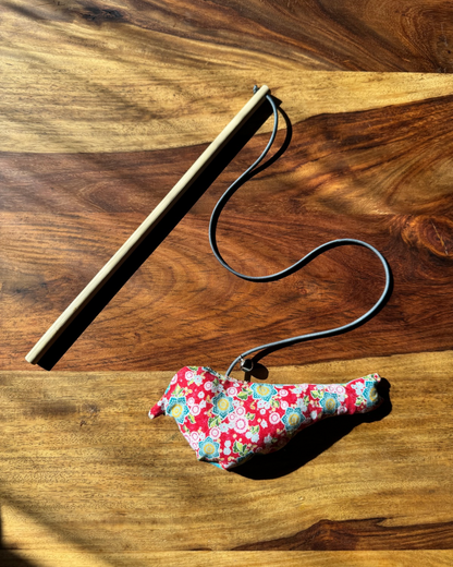 Handgenähtes Katzenspielzeug aus Baumwolle mit Katzenminze, Glöckchen & Stab