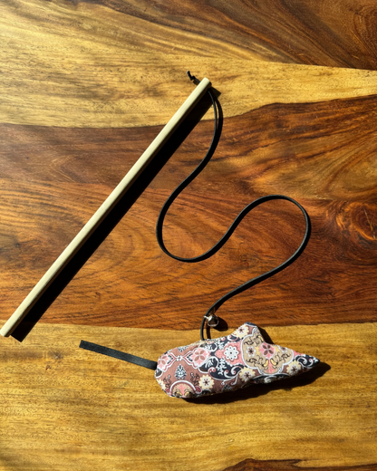 Handgenähtes Katzenspielzeug aus Baumwolle mit Katzenminze, Glöckchen & Stab