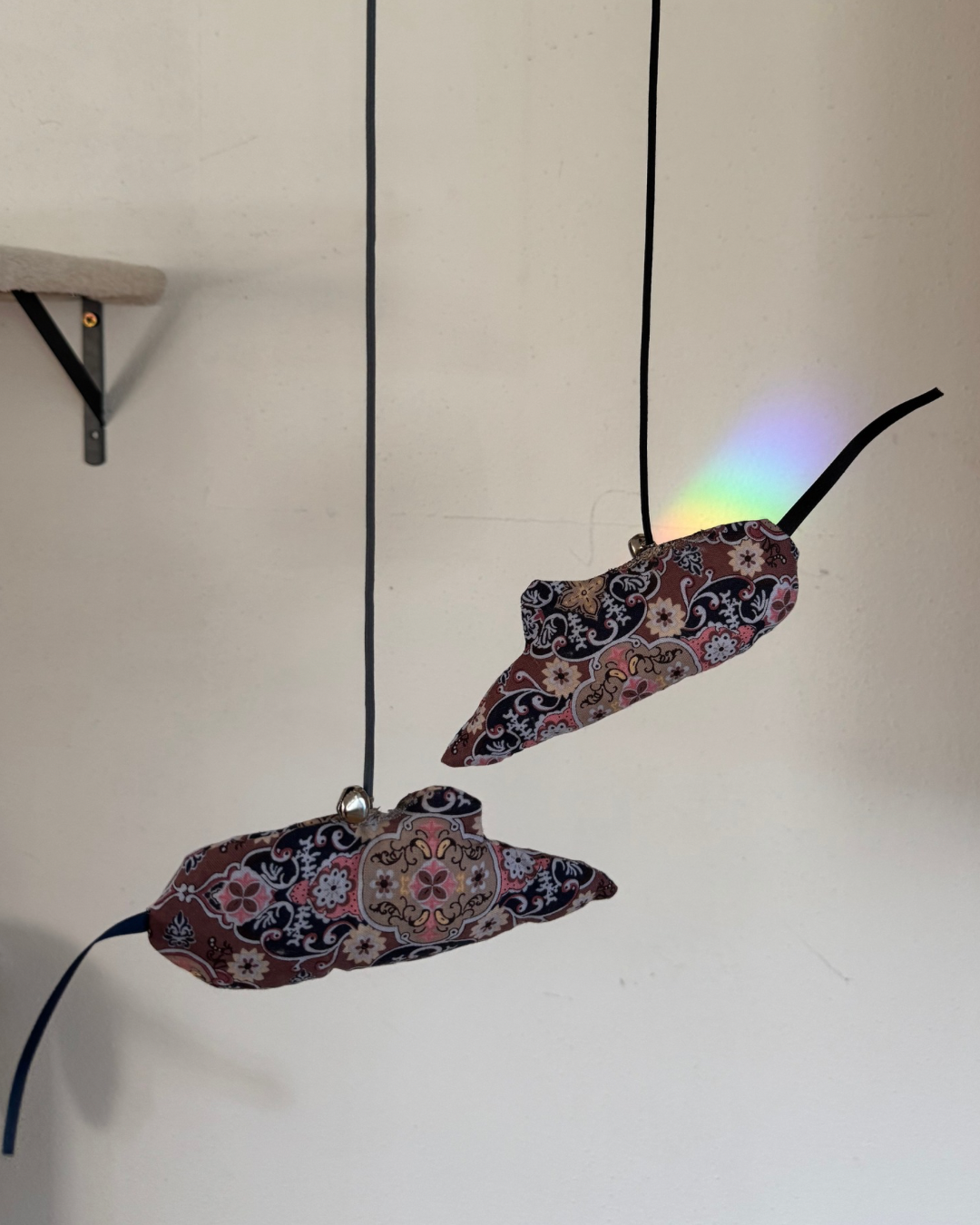 Handgenähtes Katzenspielzeug aus Baumwolle mit Katzenminze, Glöckchen & Stab