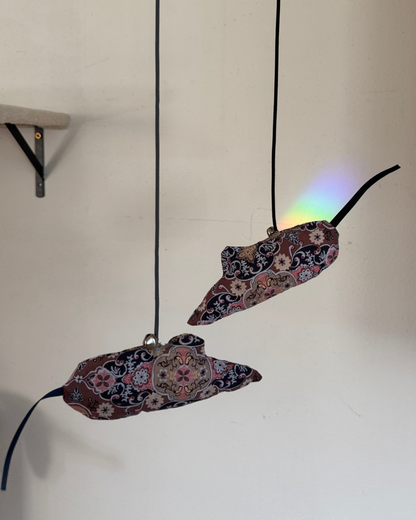 Handgenähtes Katzenspielzeug aus Baumwolle mit Katzenminze, Glöckchen & Stab