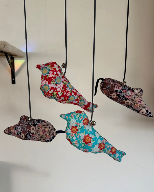 Handgenähtes Katzenspielzeug aus Baumwolle mit Katzenminze, Glöckchen & Stab